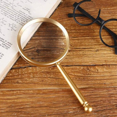Vous avez du mal à lire de près ? Voici comment une loupe peut changer votre quotidien